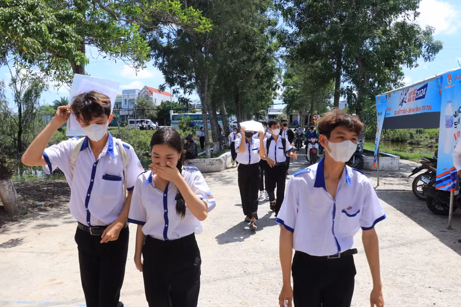 Thí sinh đến điểm thi.