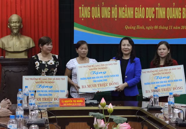 Thứ trưởng Bộ GD&ĐT Nguyễn Thị Nghĩa tặng quà hỗ trợ cho các trường mầm non tỉnh Quảng Bình chịu thiệt hại nặng nề trong hai đợt lũ vừa qua
