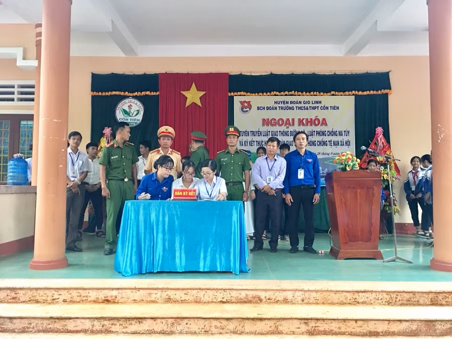 Học sinh trường THCS &THPT Cồn Tiên (Gio Linh – Quảng Trị) ký cam kết không vi phạm pháp luật.