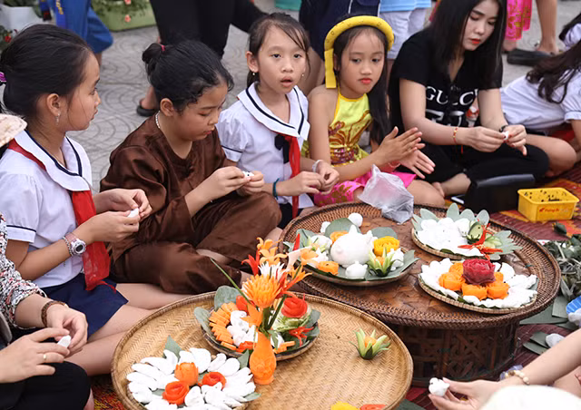 Học sinh làm bánh lọc, một trong những đặc sản của tỉnh Quảng Bình đã được du khách trong nước biết đến