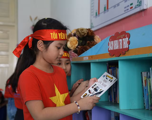 Thư viện trường học chính là nơi được học sinh tìm đến bởi ở đó có một kho tàng kiến thức khổng lồ mà các em mong muốn được tìm hiểu.
