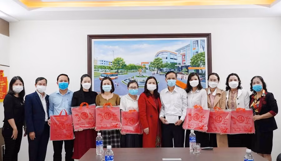 Quảng Trị: Thăm hỏi giáo viên và học sinh có hoàn cảnh khó khăn ảnh 2