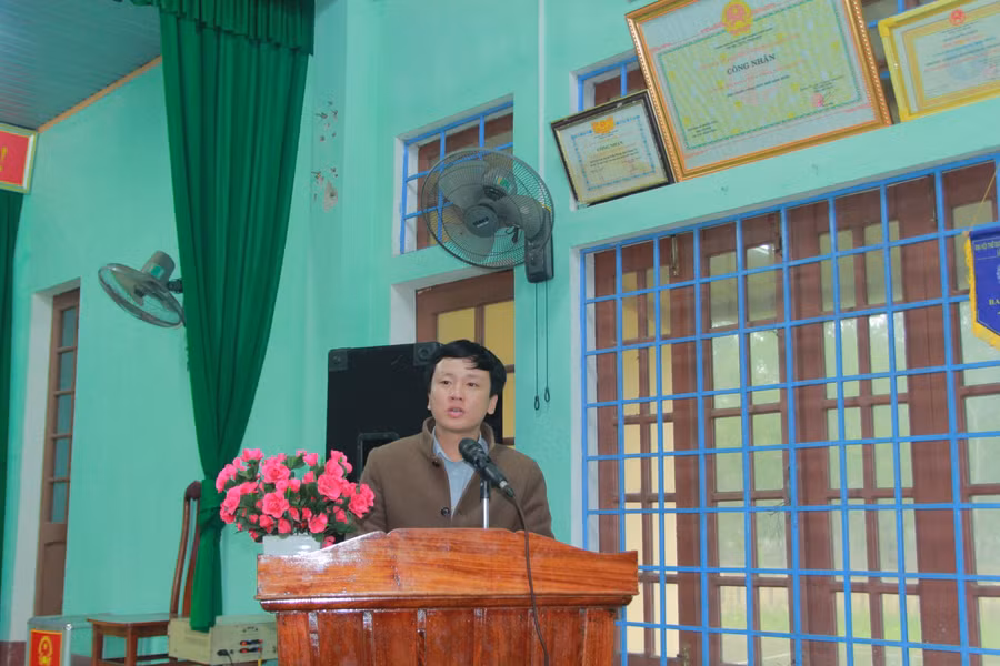 Ông Nguyễn Đức Long - Bí thư Đảng ủy xã Triệu Sơn cảm ơn tấm lòng từ các nhà tài trợ đã sẻ chia phần nào khó khăn giúp bà con địa phương.