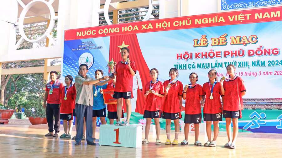 Ông Nguyễn Thanh Luận đốc Sở GD&ĐT Cà Mau trao giải Nhất cho Trường THPT Cà Mau. Ông Nguyễn Thanh Luận đốc Sở GD&ĐT Cà Mau trao giải Nhất cho Trường THPT Cà Mau.