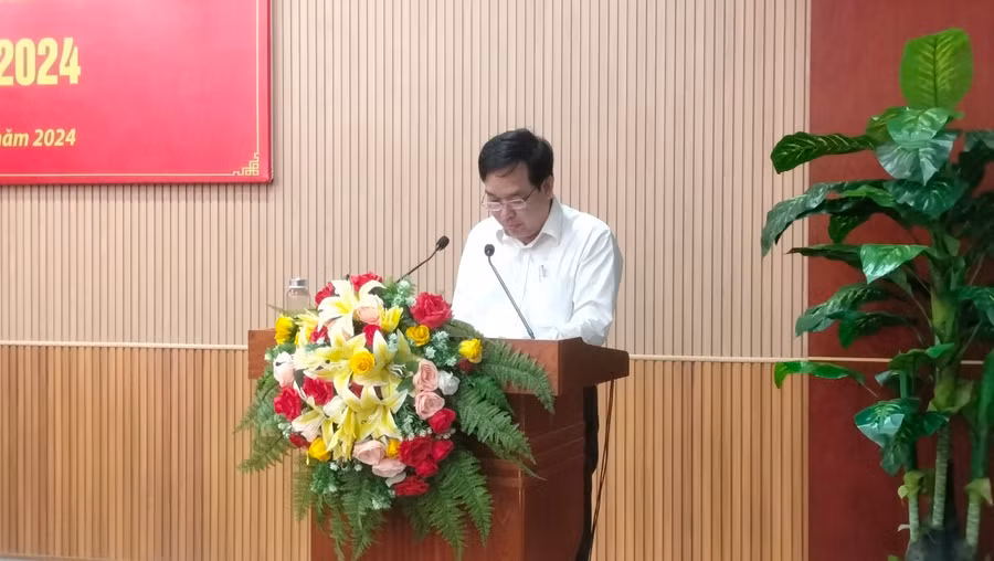 Ông Lê Văn Ngời, Chánh Văn phòng UBND tỉnh Cà Mau thông tin tại cuộc họp. Ông Lê Văn Ngời, Chánh Văn phòng UBND tỉnh Cà Mau thông tin tại cuộc họp.