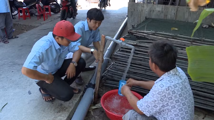 Đường ống cấp nước kéo đến nhà hộ dân. (Ảnh tư liệu)