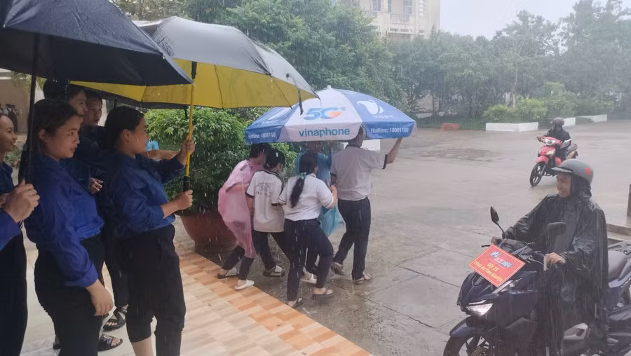 Che mưa cho thí sinh