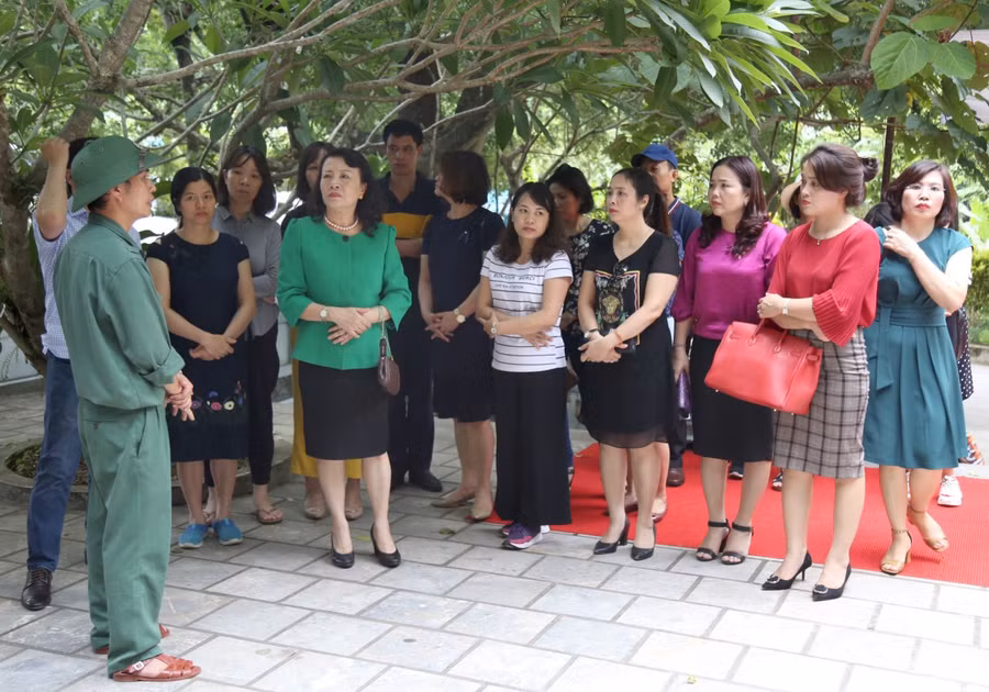 Thứ trưởng Nguyễn Thị Nghĩa cùng đoàn công tác của Bộ GD&ĐT trong một chuyến công tác đã đến dâng hương tại Hang Tám cô và nghe về câu chuyện lịch sử huyền thoại tại đường 20 Quyết thắng.