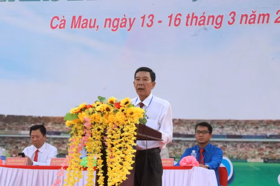 Ông Nguyễn Thanh Luận, Giám đốc Sở Giáo dục & Đào tạo tỉnh Cà Mau phát biểu khai mạc. Ông Nguyễn Thanh Luận, Giám đốc Sở Giáo dục & Đào tạo tỉnh Cà Mau phát biểu khai mạc.