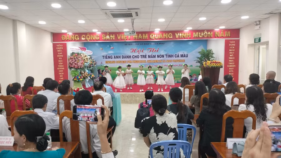 Đông đảo phụ huynh đến cổ vũ các bé ở các phần thi.