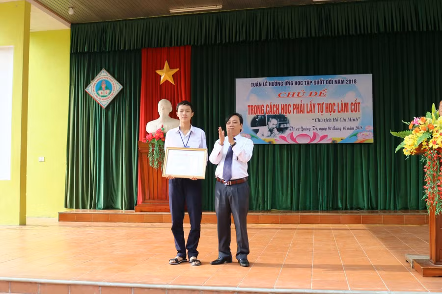 Thừa uỷ quyền của Bộ trưởng Bộ GD&ĐT Phùng Xuân Nhạ, đại diện sở GD&ĐT tỉnh Quảng Trị đã trao bằng khen của bộ trưởng cho học sinh Lê Thanh Tân Nhật. Thừa uỷ quyền của Bộ trưởng Bộ GD&ĐT Phùng Xuân Nhạ, đại diện sở GD&ĐT tỉnh Quảng Trị đã trao bằng khen của bộ trưởng cho học sinh Lê Thanh Tân Nhật.