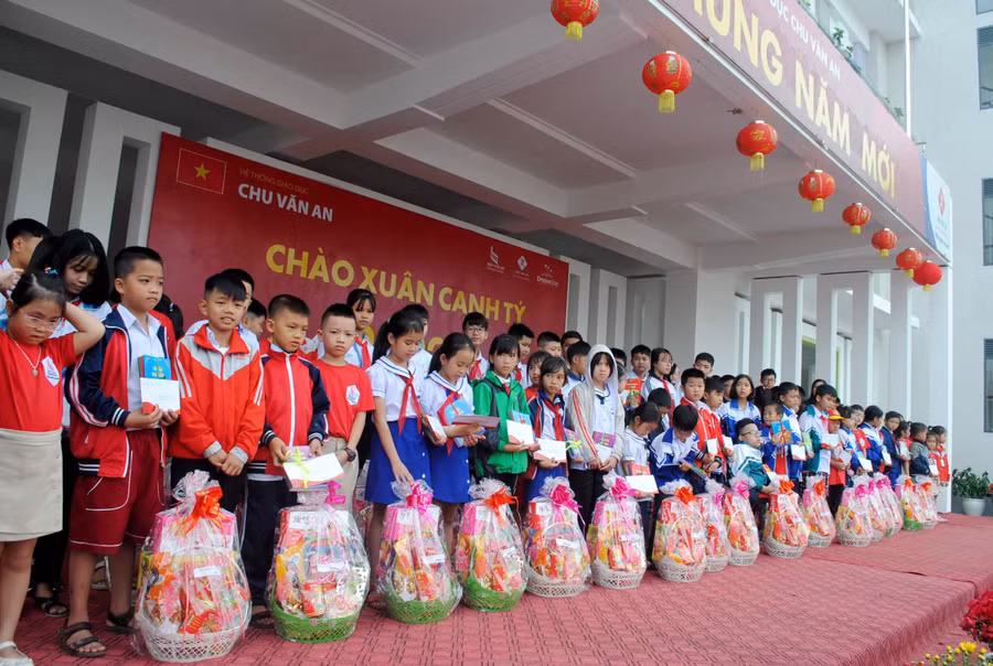 Những phần quà tết đầy ý nghĩa đối với học sinh nghèo vượt khó học giỏi tại Tp. Đồng Hới