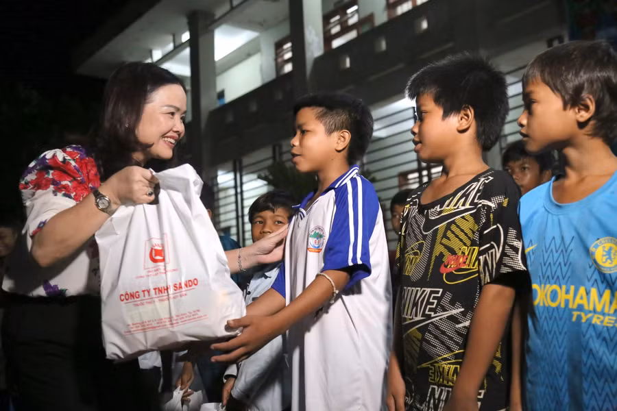Bà Lê Thị Hương tặng quà cho các em học sinh vùng khó