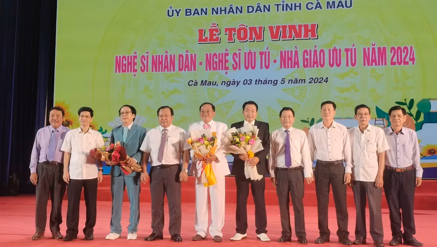 3 nghệ sĩ ( người cầm hoa) chụp ảnh lưu niệm cùng lãnh đạo tỉnh. 3 nghệ sĩ ( người cầm hoa) chụp ảnh lưu niệm cùng lãnh đạo tỉnh.