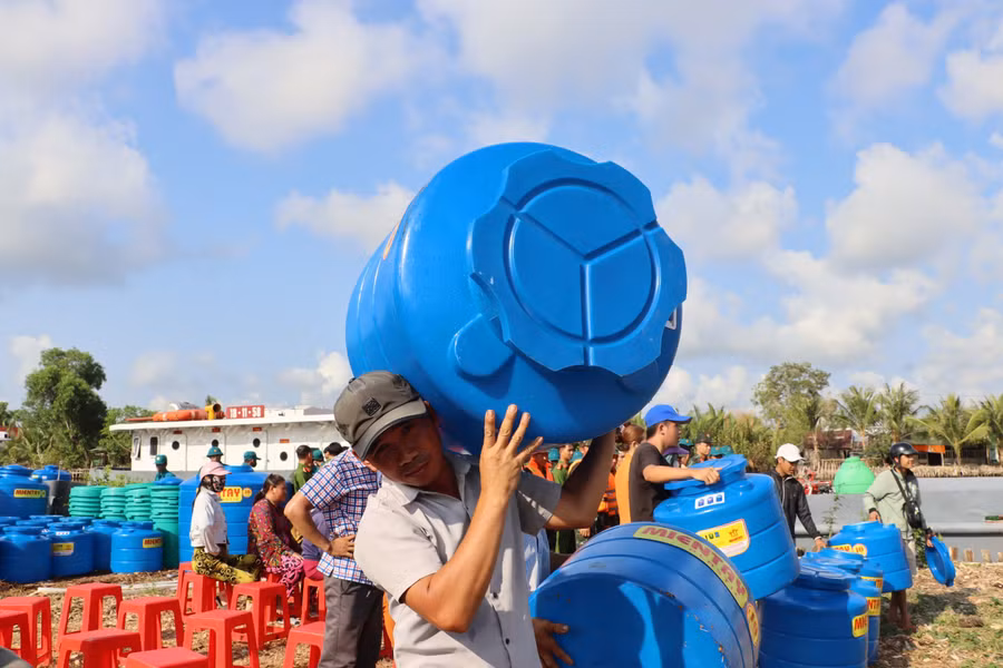 Người dân Cà Mau phấn khởi nhận bồn trữ nước ngọt.