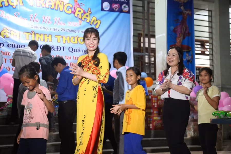 Chị Ngọc Hiệp (thứ hai từ trái sang) "vui hội trăng rằm" cùng các em