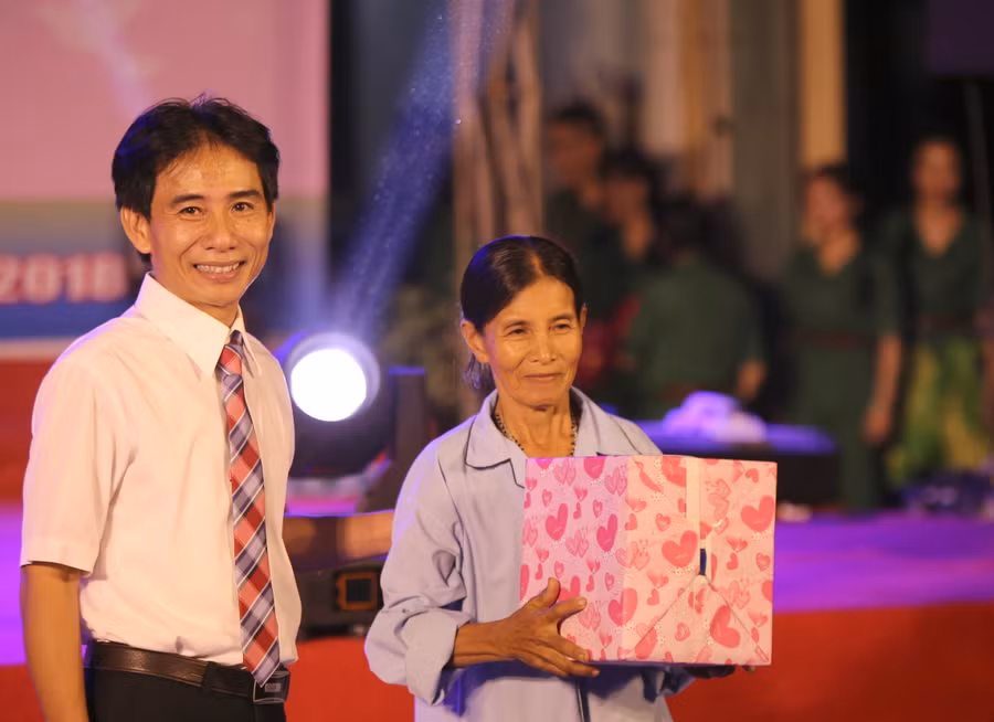 Đại diện lãnh đạo bệnh viện tặng quà cho bệnh nhân trong đêm giao lưu