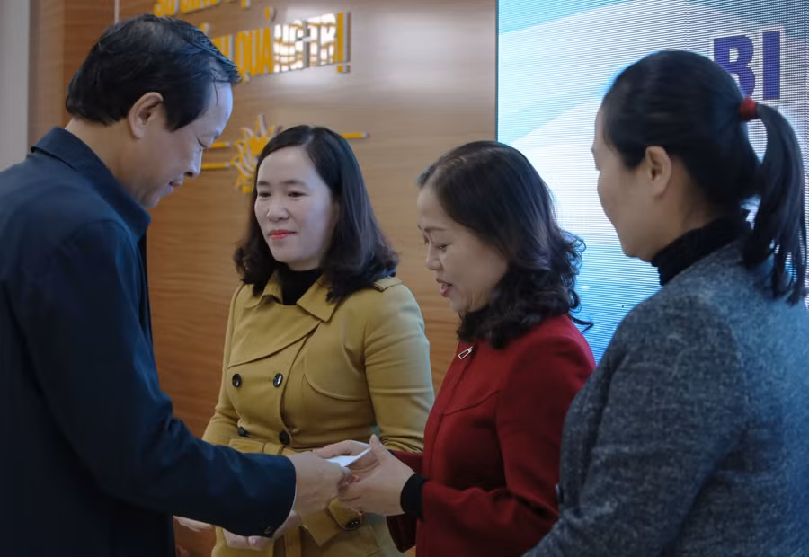 Thứ trưởng Phạm Ngọc Thưởng động viên các trường bị thiệt hại nặng nề do mưa lũ ở huyện Cam Lộ.