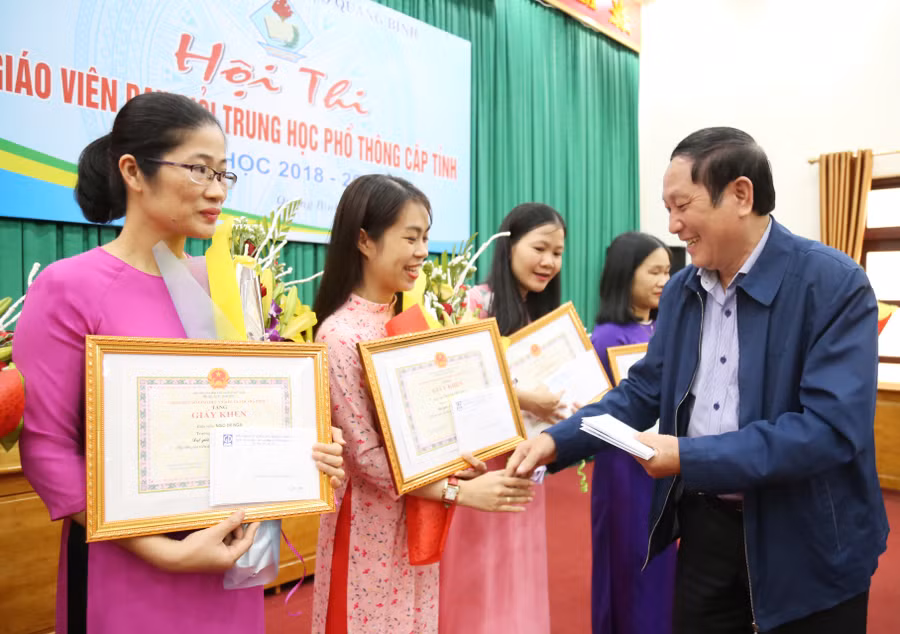 Đại diện Hội khuyến học tỉnh Quảng Bình tặng thưởng cho những giáo viên đạt giải