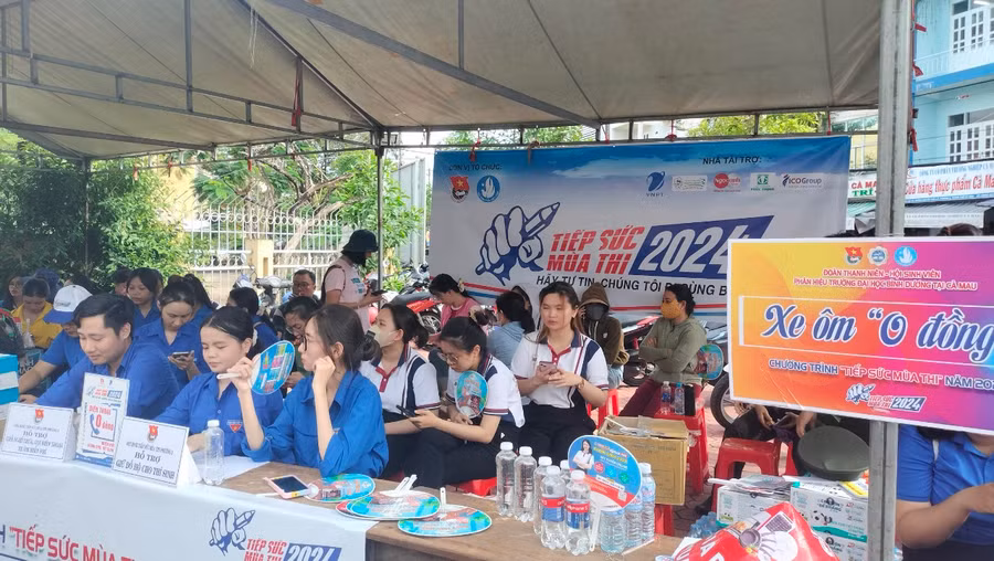 Đội xe ôm 0 đồng sẵn sàng hỗ trợ khi thí sinh cần. Đội xe ôm 0 đồng sẵn sàng hỗ trợ khi thí sinh cần.
