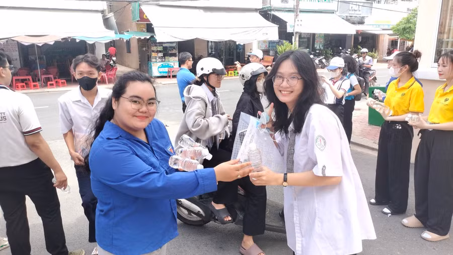 Phát nước uống, thức ăn cho thí sinh.