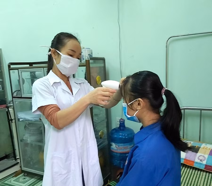 Đo thân nhiệt, kiểm tra sức khoẻ của học sinh tại phòng y tế nhà trường của trường THCS&THPT Hoá Tiến (Minh Hoá - Quảng Bình). Đo thân nhiệt, kiểm tra sức khoẻ của học sinh tại phòng y tế nhà trường của trường THCS&THPT Hoá Tiến (Minh Hoá - Quảng Bình).