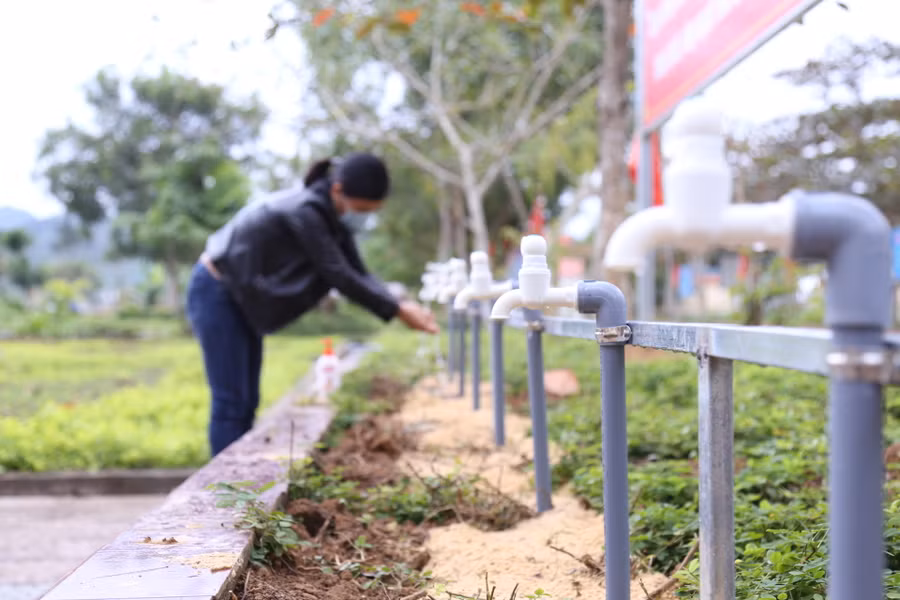 Trường THPT Nguyễn Trãi lắp đặt thêm hệ thống ống nước phục vụ các em học sinh rửa tay theo khuyến cáo của ngành Y tế. Trường THPT Nguyễn Trãi lắp đặt thêm hệ thống ống nước phục vụ các em học sinh rửa tay theo khuyến cáo của ngành Y tế.