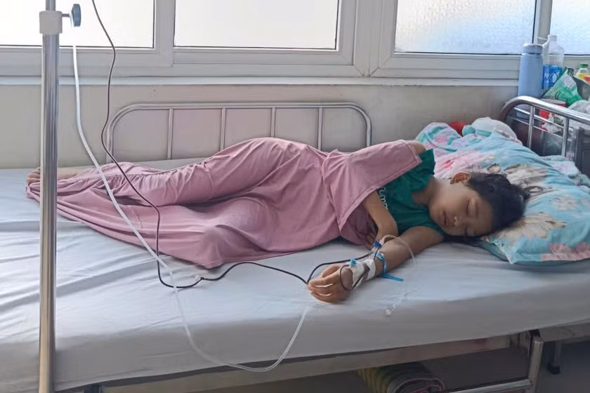 Cô bé mồ côi cả cha lẫn mẹ đang phải chống chọi với bạo bệnh.