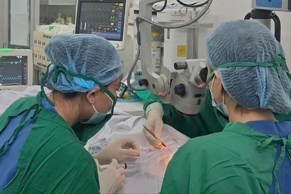 Ekip thực hiện phẫu thuật. (Ảnh: BVCC)