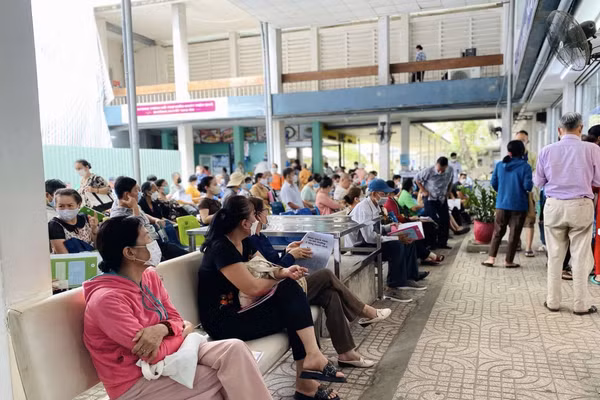 Người dân chờ thăm khám tại Bệnh viện Thống Nhất TPHCM.