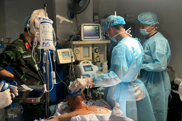 Ê-kip thực hiện ca mổ. (Ảnh: BVCC)