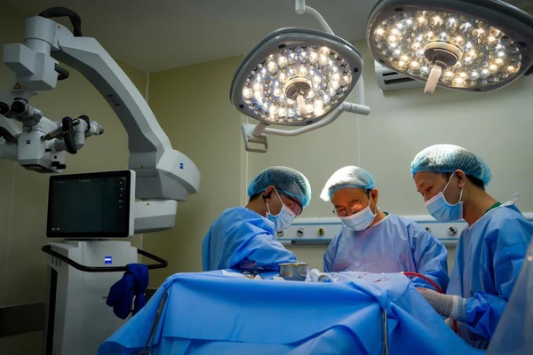 Ê-kip thực hiện phẫu thuật.