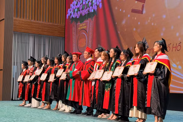 Tân cử nhân Trường ĐH Y khoa Phạm Ngọc Thạch nhận bằng tốt nghiệp