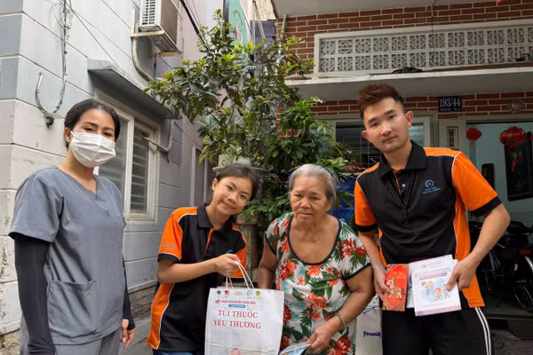 Người dân khám sức khỏe tại phường Xuân Hòa (TPHCM).