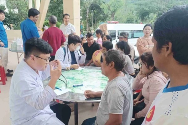 Y bác sĩ TPHCM khám, chữa bệnh và cấp phát thuốc miễn phí cho người dân vùng lũ Khánh Hòa. (Ảnh: H.L) 