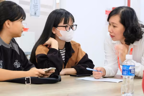 Nhà trường tư vấn cho sinh viên mới. 