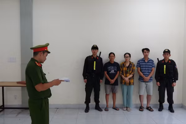 Oanh, Hòa, Vinh bị khởi tố về tội “Sản xuất, mua bán trái phép chất độc”.