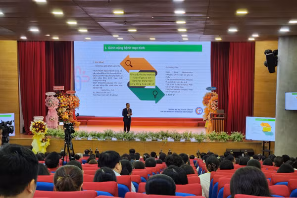 Phiên toàn thể của hội nghị.