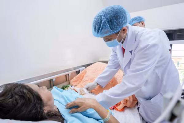 Bác sĩ thăm khám cho bệnh nhân trước khi xuất viện về quê đón Tết. 
