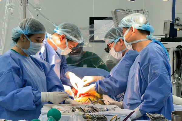 Ê-kíp thực hiện phẫu thuật.