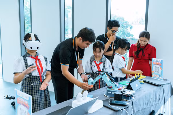 Học sinh được tham gia tại khu vực trải nghiệm.