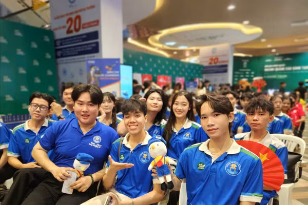 Sinh viên Trường Đại học Văn Hiến hào hứng tham gia sự kiện.