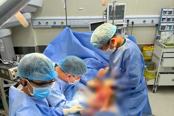 Ê kíp thực hiện phẫu thuật.