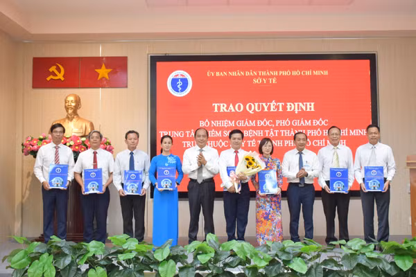 Giám đốc Sở Y tế trao quyết định bổ nhiệm Ban Giám đốc HCDC.