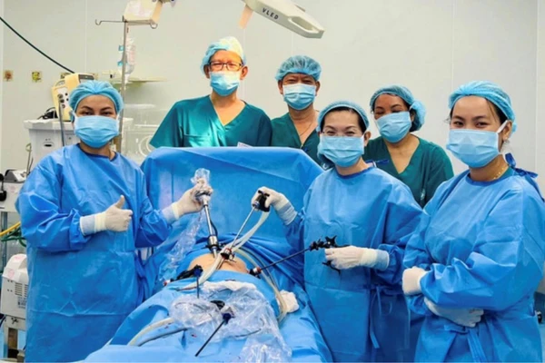 Ekip phẫu thuật nội soi cấp cứu cho một trường hợp thai ngoài tử cung bị vỡ.