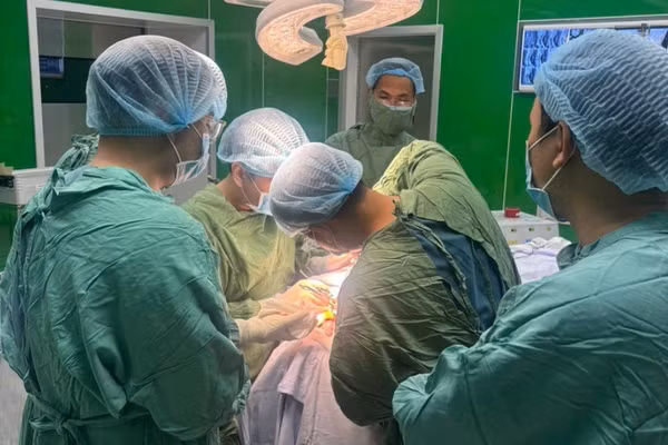 Ekip thực hiện phẫu thuật. 