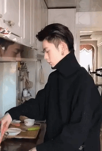 Soái ca, soái tỷ TikTok bị lộ ảnh qua cam thường "đẹp đến... xuất quỷ" ảnh 10