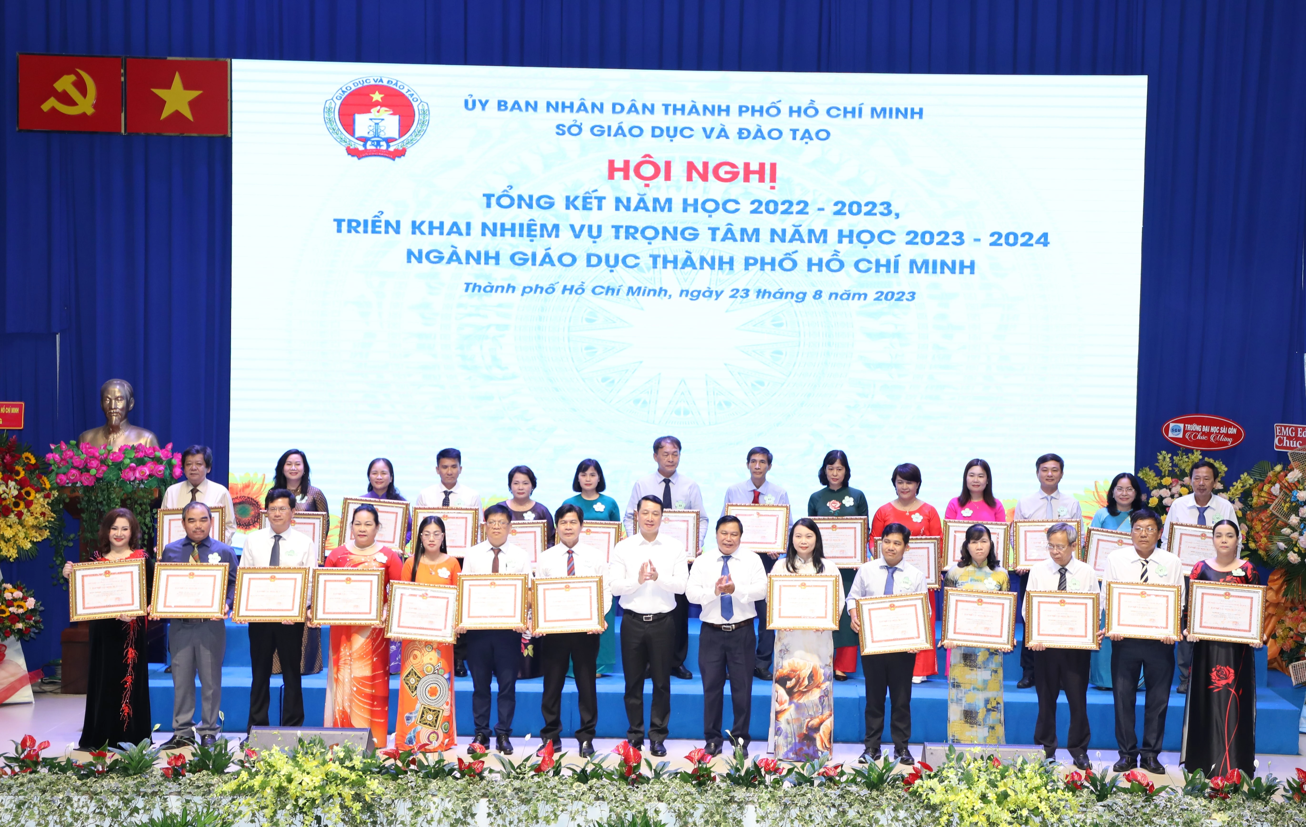 Trao khen thưởng cho các tập thể.