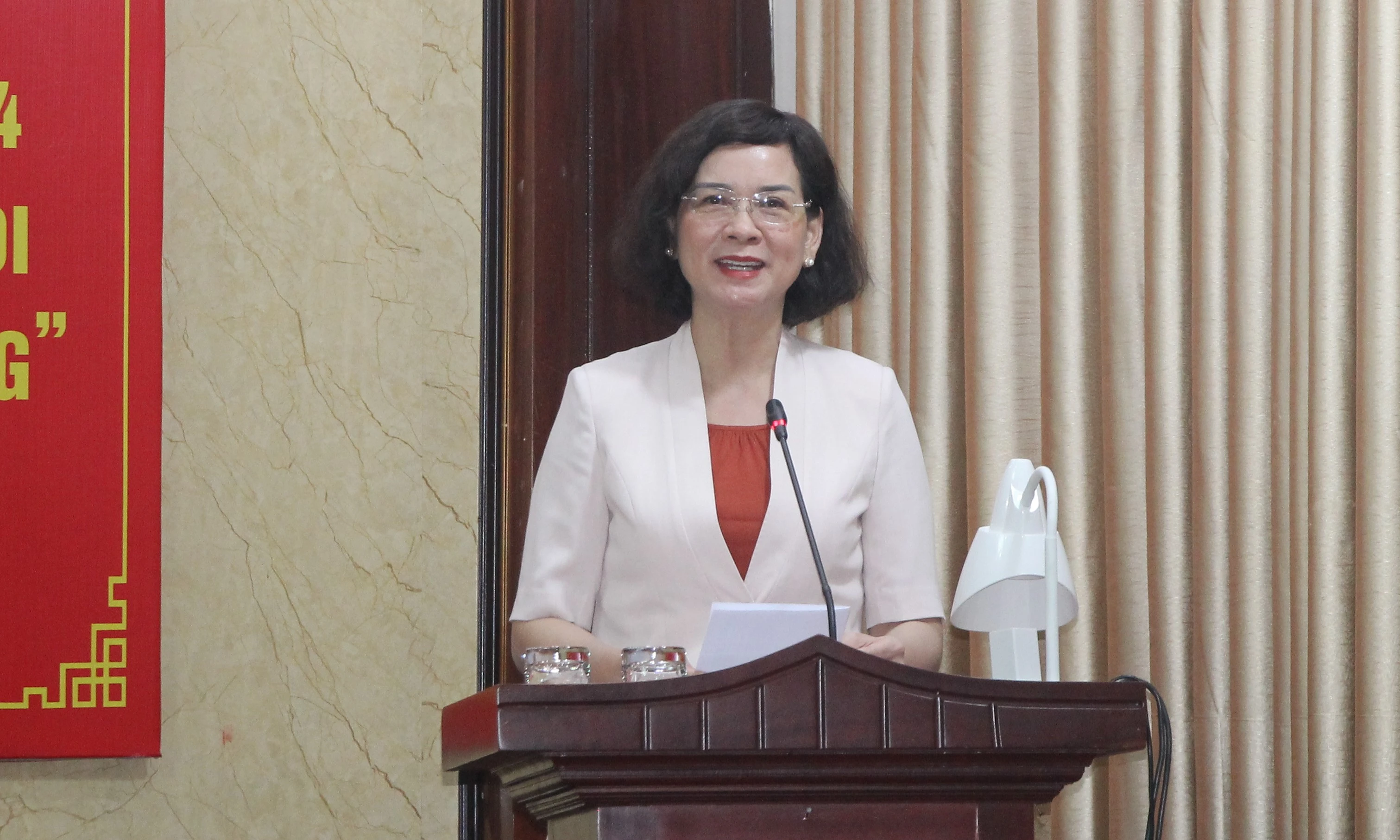 Bà Trần Tuyết Minh thông tin tại buổi giám sát.