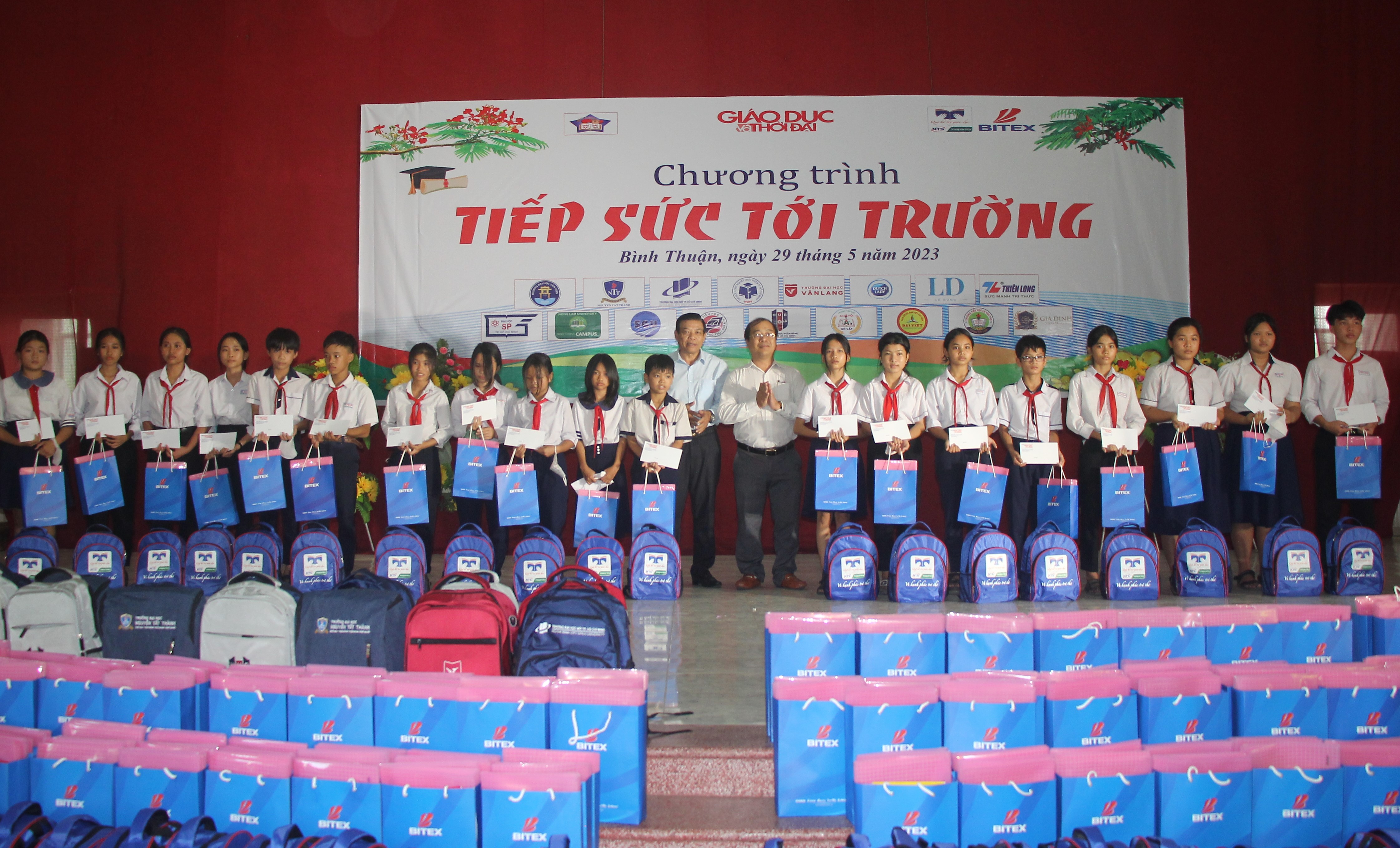 Ông Cao Sơn Dũng, Bí thư huyện ủy huyện Bắc Bình và ông Phan Văn Liêm, đại diện Công ty Cổ phần Xuất Nhập khẩu Bình Tây (BITEX) trao quà và học bổng cho học sinh.